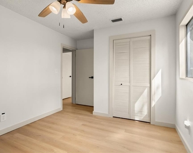 8725 Erie Lane - Photo Thumbnail 31