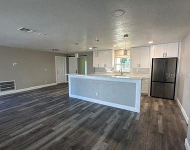 11525 81st Place - Photo Thumbnail 5