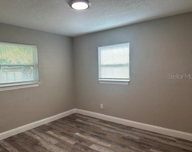 11525 81st Place - Photo Thumbnail 18