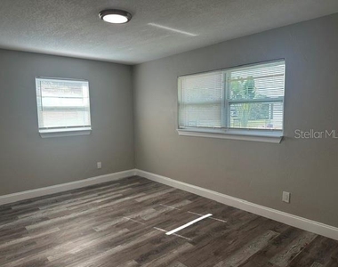 11525 81st Place - Photo Thumbnail 15