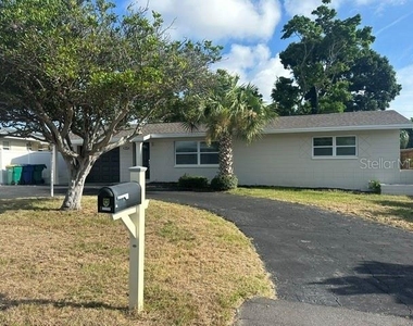 11525 81st Place - Photo Thumbnail 3