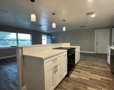11525 81st Place - Photo Thumbnail 8