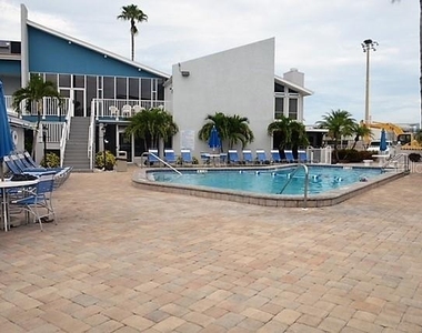 171 Medallion Boulevard - Photo Thumbnail 3