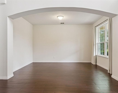 660 Fanning Drive - Photo Thumbnail 4