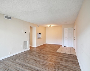 3282 S Semoran Boulevard - Photo Thumbnail 2