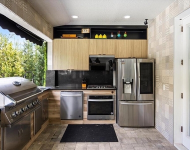 8109 Ludington Circle - Photo Thumbnail 20