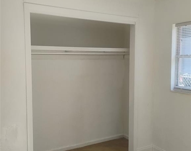 1227 Se 19th Terrace - Photo Thumbnail 11