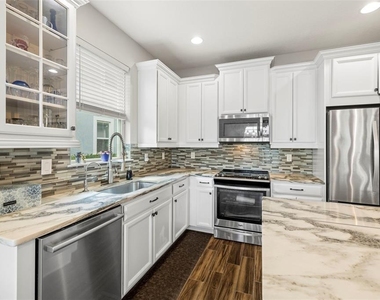 5213 Horizon Cove - Photo Thumbnail 10