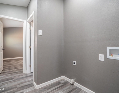 8335 Roseway Drive - Photo Thumbnail 10