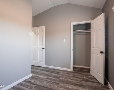 8335 Roseway Drive - Photo Thumbnail 12