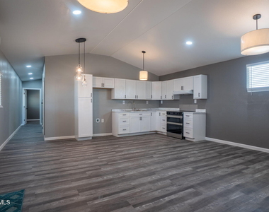8335 Roseway Drive - Photo Thumbnail 4