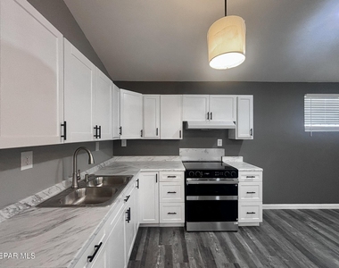 8335 Roseway Drive - Photo Thumbnail 2