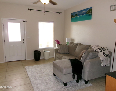 824 Caterick Street - Photo Thumbnail 3