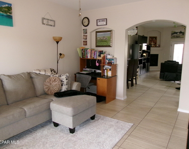 824 Caterick Street - Photo Thumbnail 2