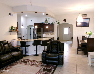 824 Caterick Street - Photo Thumbnail 4