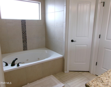 824 Caterick Street - Photo Thumbnail 22