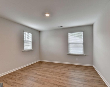 175 Grey Falcon Avenue - Photo Thumbnail 35