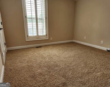 1085 Holly Drive - Photo Thumbnail 12