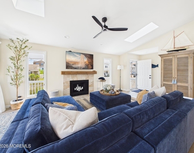 207 4th Avenue - Photo Thumbnail 3