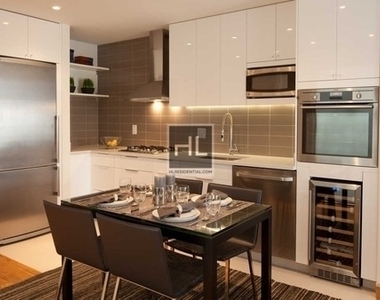 West 37th Street - Photo Thumbnail 2