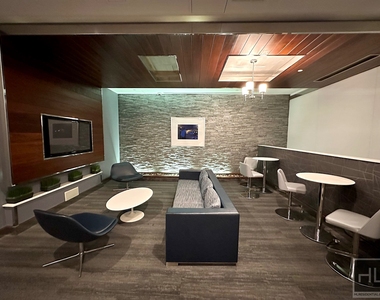West 37th Street - Photo Thumbnail 10