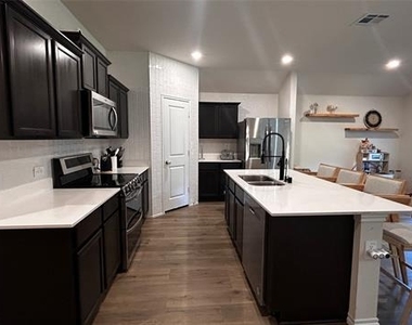 818 Coastline Way - Photo Thumbnail 3