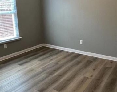 1221 Arizona Drive - Photo Thumbnail 14