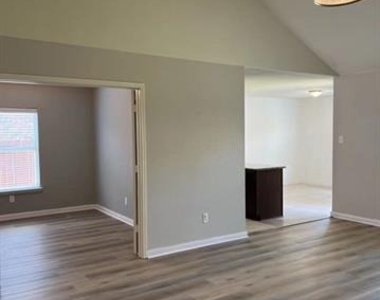 1221 Arizona Drive - Photo Thumbnail 8