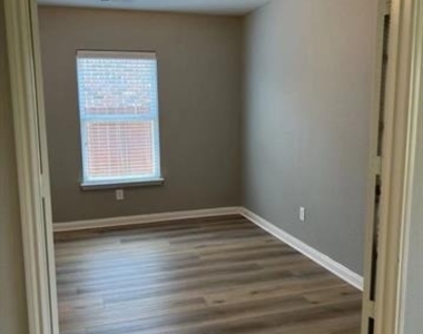 1221 Arizona Drive - Photo Thumbnail 10