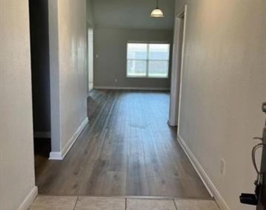1221 Arizona Drive - Photo Thumbnail 3