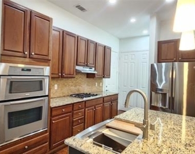 1211 Lake Pointe Way - Photo Thumbnail 7