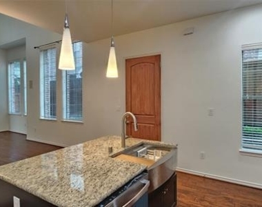 1211 Lake Pointe Way - Photo Thumbnail 6