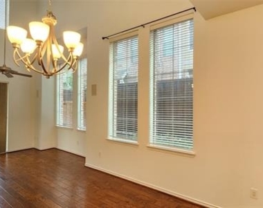 1211 Lake Pointe Way - Photo Thumbnail 4