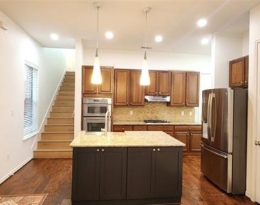 1211 Lake Pointe Way - Photo Thumbnail 3