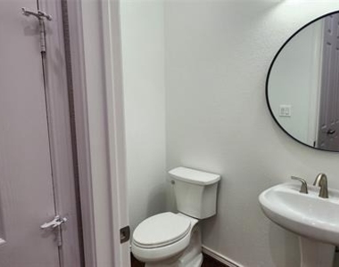 1211 Lake Pointe Way - Photo Thumbnail 10