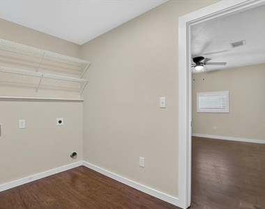 5016 Marks Place - Photo Thumbnail 10