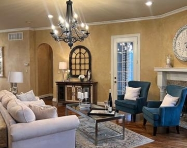 1625 Roma Lane - Photo Thumbnail 2