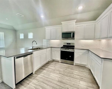 525 Ardsley Lane - Photo Thumbnail 3