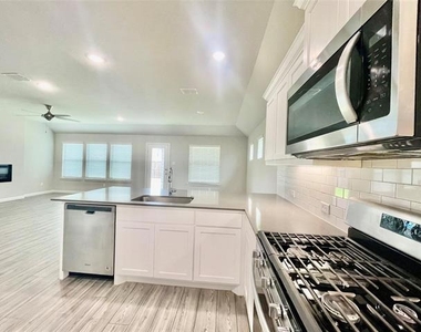 525 Ardsley Lane - Photo Thumbnail 5