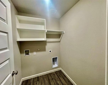 525 Ardsley Lane - Photo Thumbnail 12