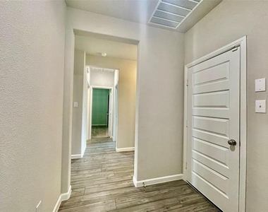 525 Ardsley Lane - Photo Thumbnail 10