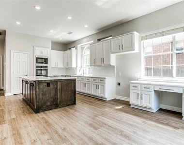 1270 Lakeway Drive - Photo Thumbnail 11