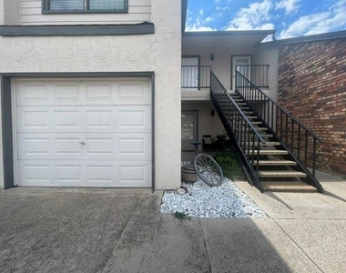 835 W Harwood Road - Photo Thumbnail 2