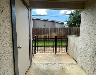835 W Harwood Road - Photo Thumbnail 13