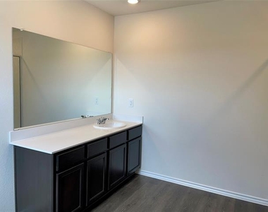 3205 Sweetwater Way - Photo Thumbnail 9