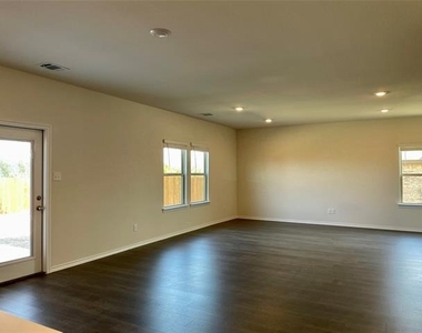 3205 Sweetwater Way - Photo Thumbnail 3