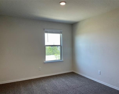 3205 Sweetwater Way - Photo Thumbnail 14