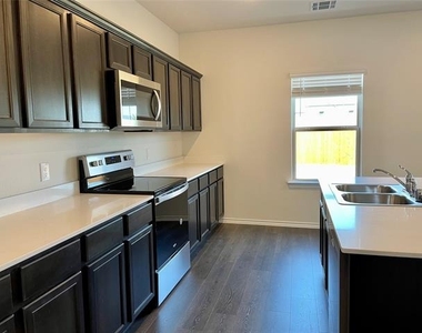 3205 Sweetwater Way - Photo Thumbnail 4