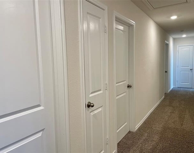3205 Sweetwater Way - Photo Thumbnail 6