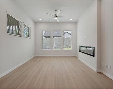 4717 Sandburg Street - Photo Thumbnail 5